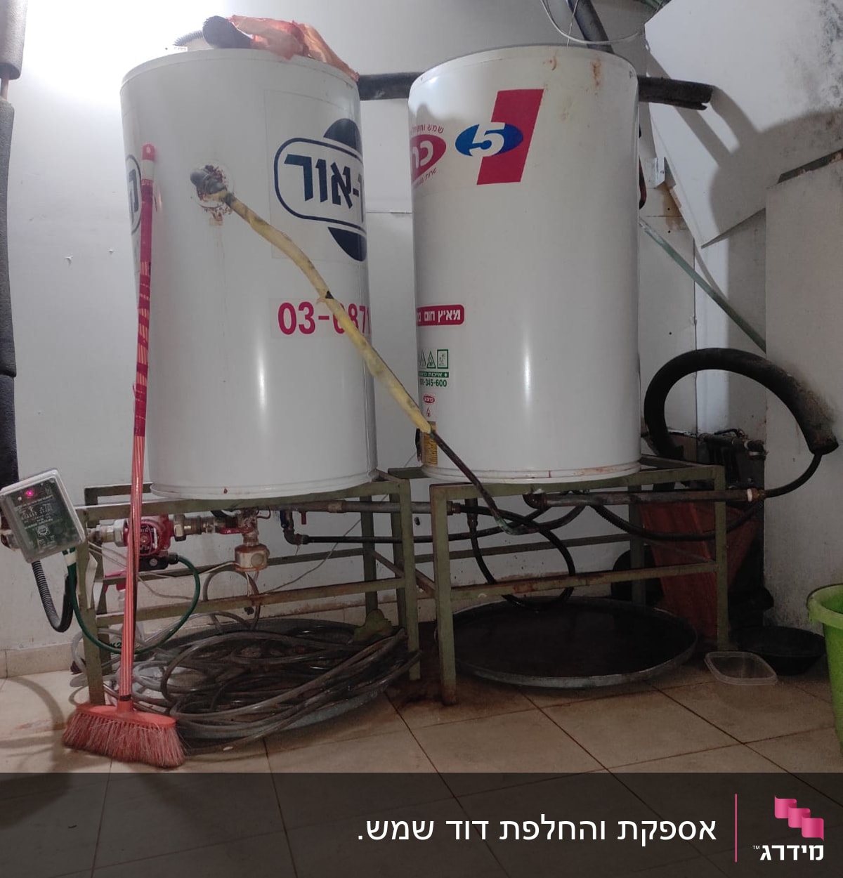 שני דוודים לבנים עם צינורות וחיבורים